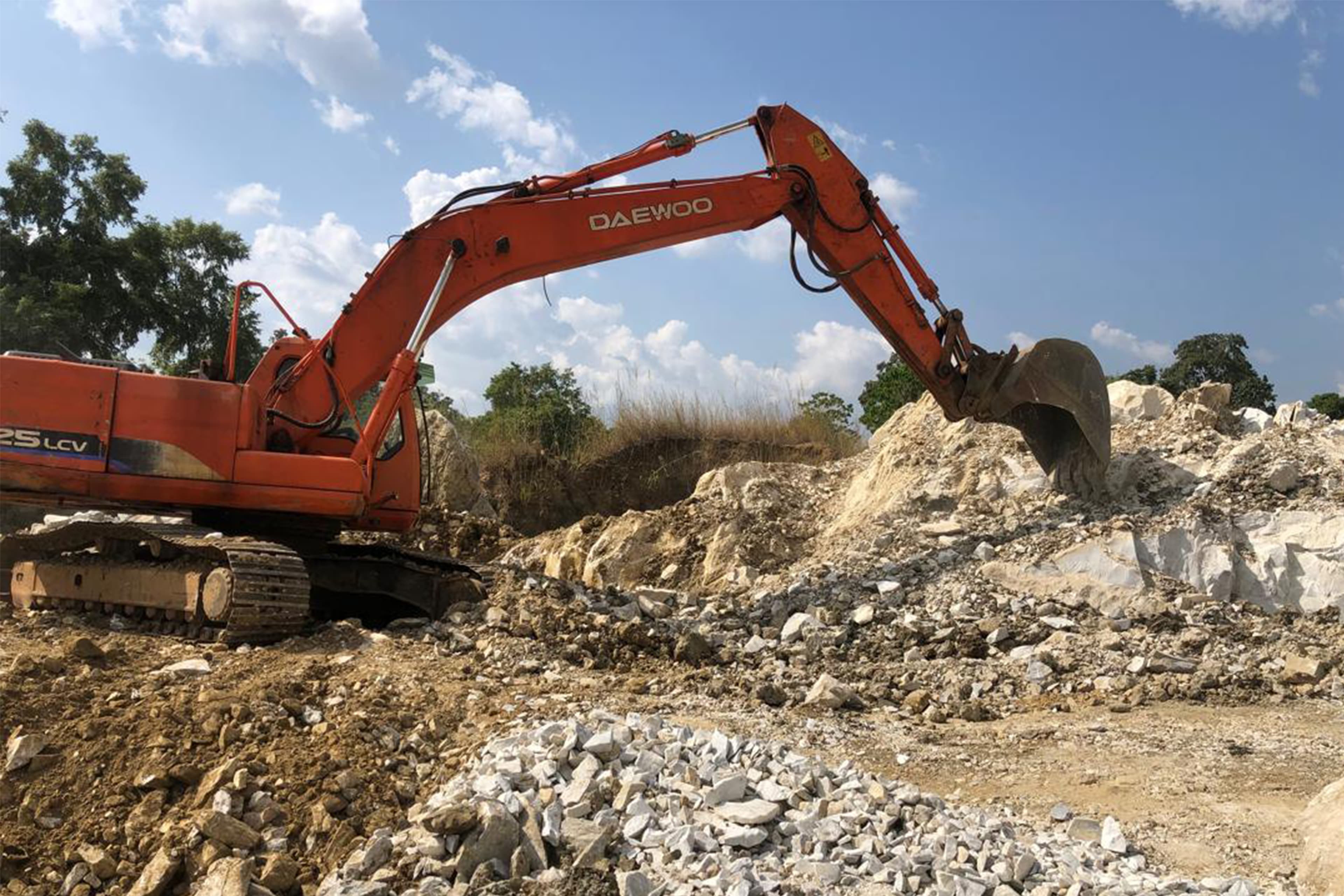 Dolomite for ceramics and glass production