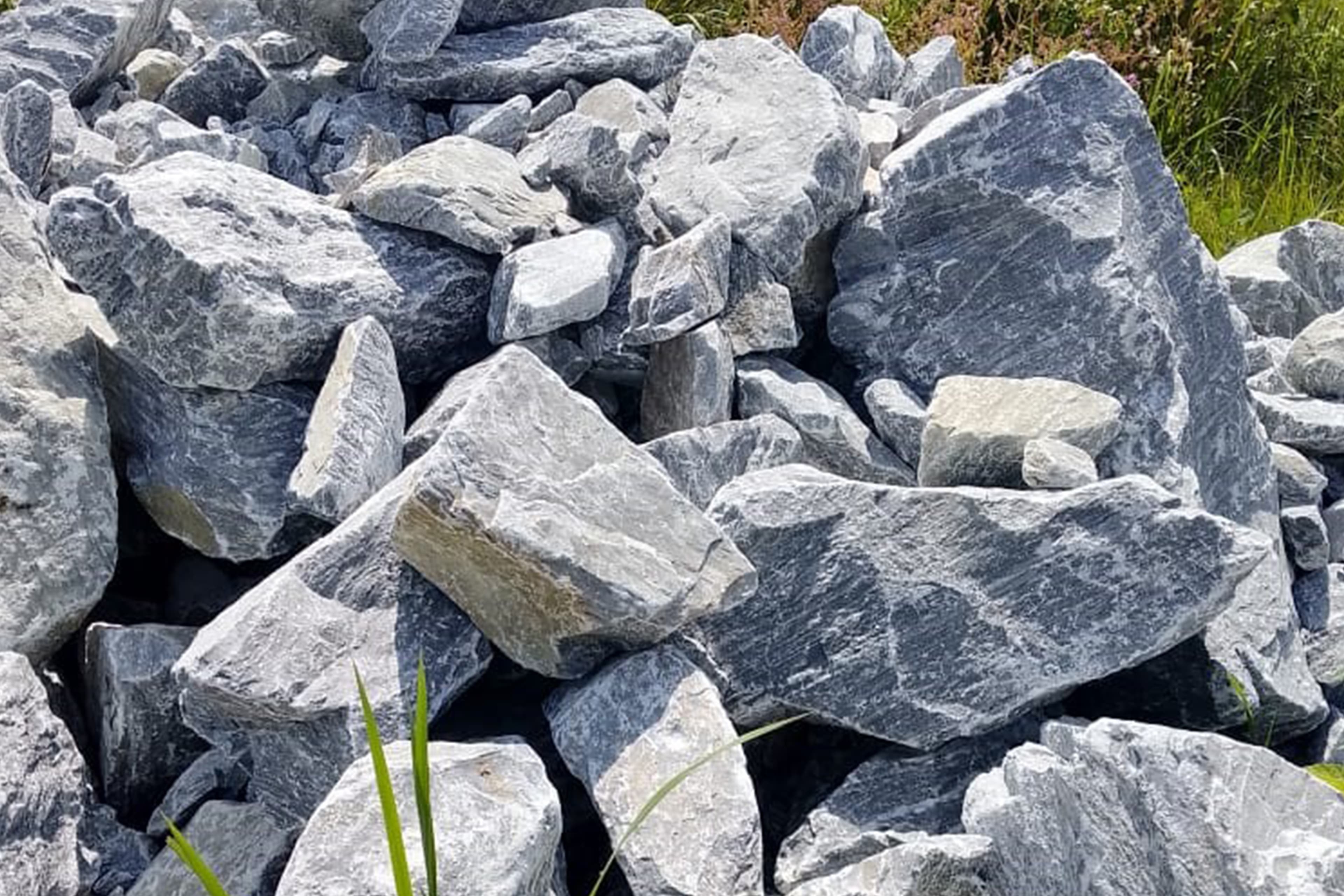 Feed-grade calcium carbonate limestone for livestock nutrition